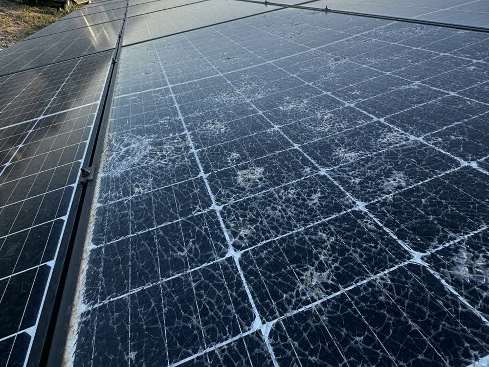 Panel solar estrellado por granizo en una casa de Texas
