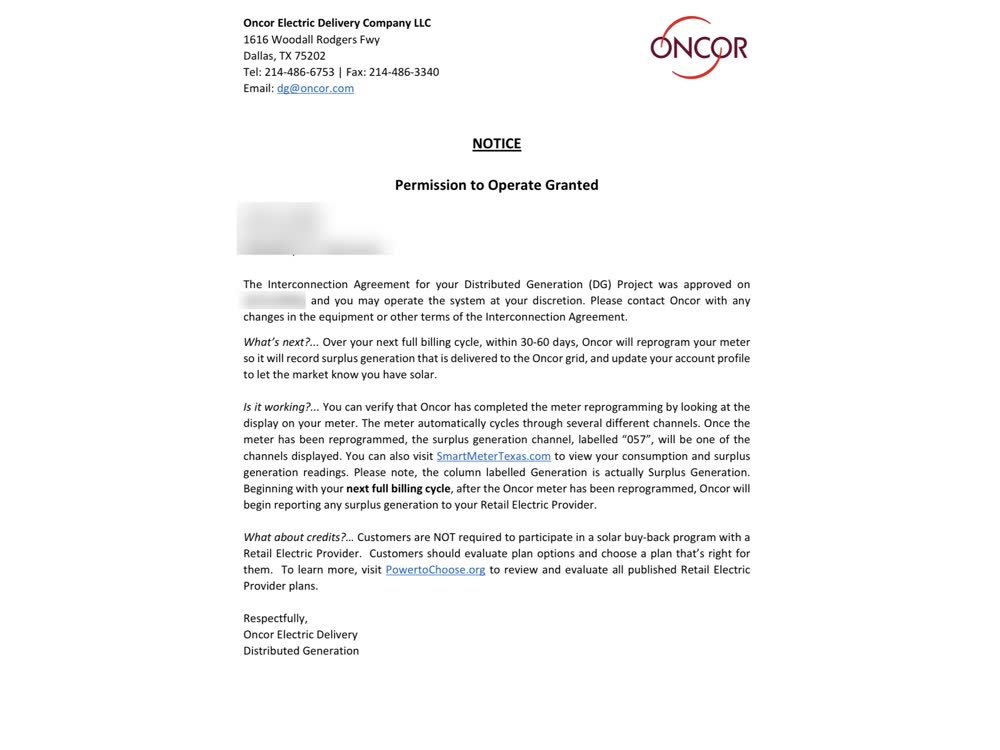 Carta de permiso de operacion de Oncor para un sistema solar residencial en Texas, con los datos del cliente desenfocados