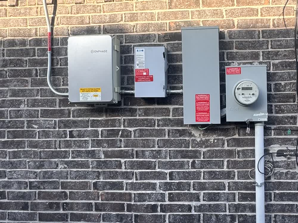 Instalacion solar en Texas con combiner box Enphase, disconnect, panel principal y medidor, sin bateria