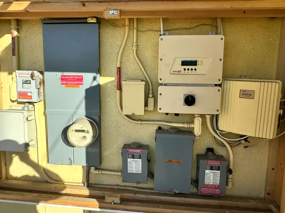 Instalacion solar en Texas con inversor SolarEdge, panel principal y medidor, sin bateria