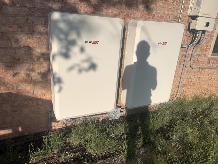 Par de baterias SolarEdge Home Battery en muro de ladrillo